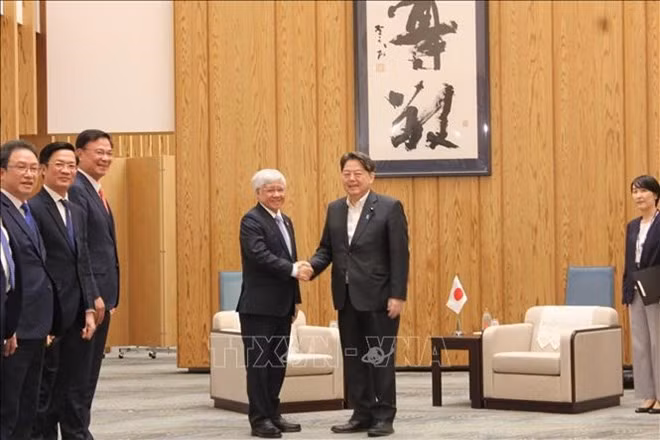 *越南祖国阵线中央委员会主席杜文战会见日本内阁官房长官林芳正。（图片来源：越通社）