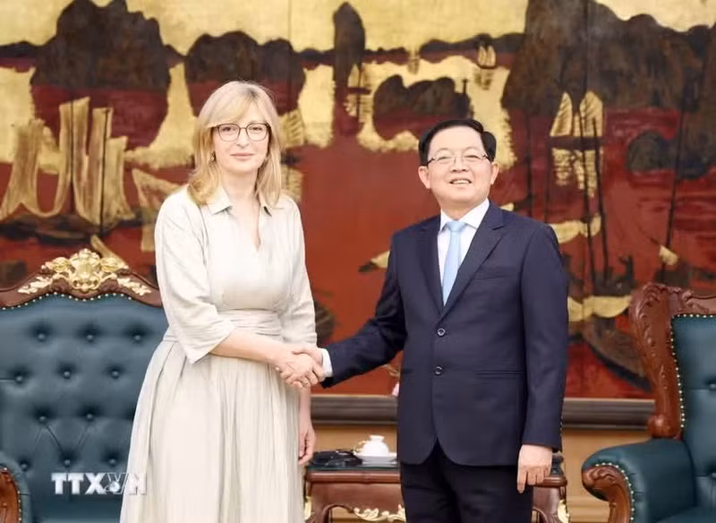 越南政府副总理胡国勇会见欧盟负责初创企业、研究和创新的专员叶卡捷琳娜·扎哈里耶娃。（图片来源：越通社）