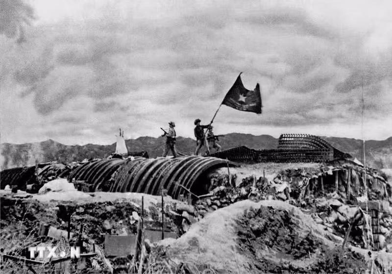 1954年5月7日，越南人民军“决战-决胜”旗帜在奠边府法军据点群指挥所坑道顶上升起。（图片来源：越通社）