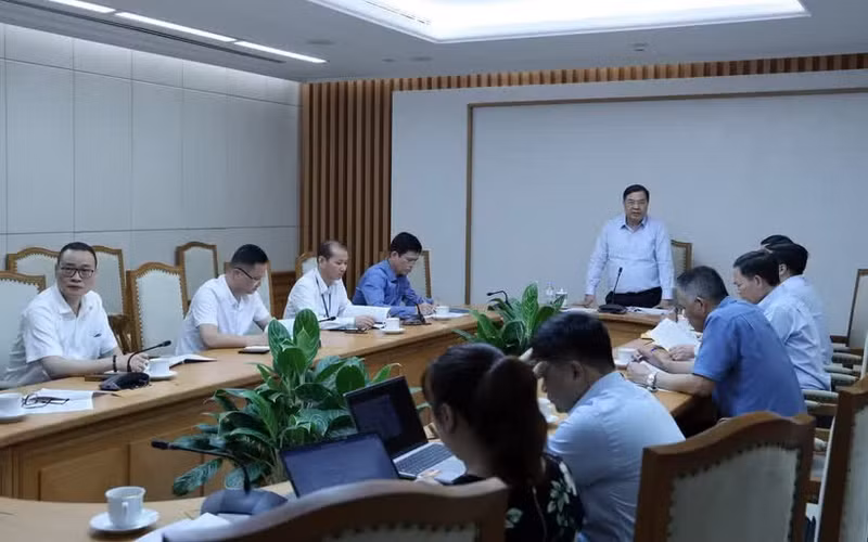 政府常务副总理范嘉足在5月7日召开关于制定调整《2021-2030年阶段全国航空港体系规划及2050年愿景》提纲的会议上发表讲话。（图片来源：越通社）
