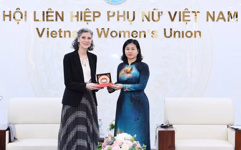 阮氏线女士向联合国开发计划署常驻越南首席代表拉姆拉·哈利迪女士赠送纪念品。（图片来源：phunuvietnam.vn）