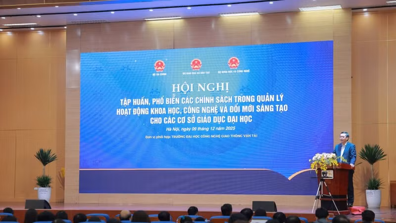 教育与培训部副部长阮文福发表讲话。