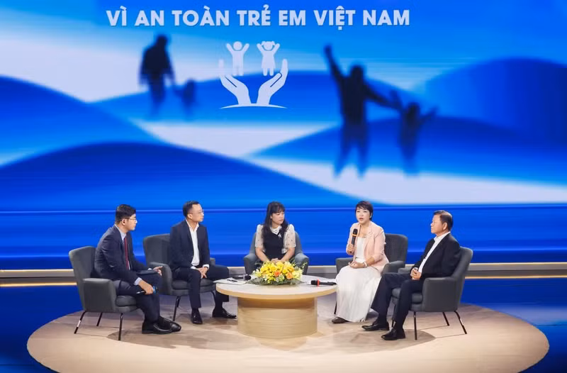 专家们在活动上互换意见。（图片来源：tienphong.vn）