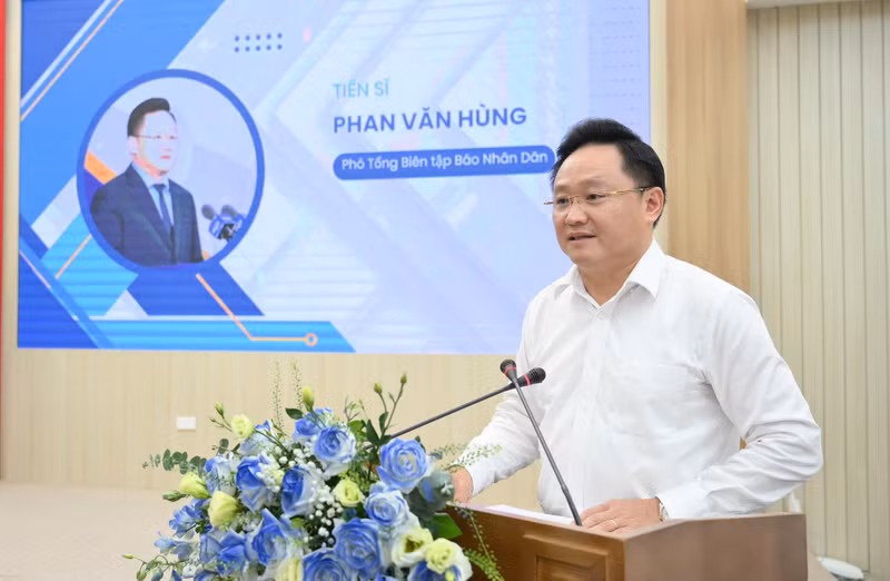 《人民报》社副总编辑潘文雄博士发表讲话。
