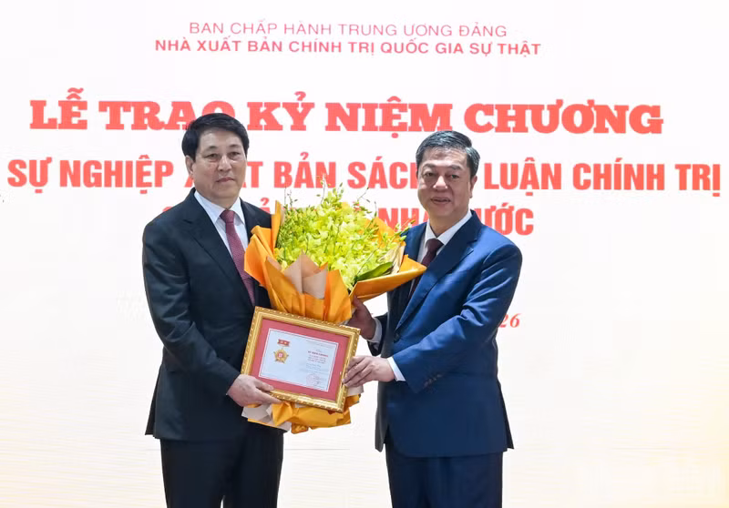 “致力于党和国家理论政治书籍出版事业”纪念章。