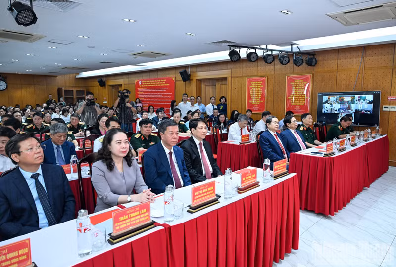 国会主席陈青敏，原国家主席梁强，原政府总理范明正，国家副主席武氏映春和各位代表出席仪式。