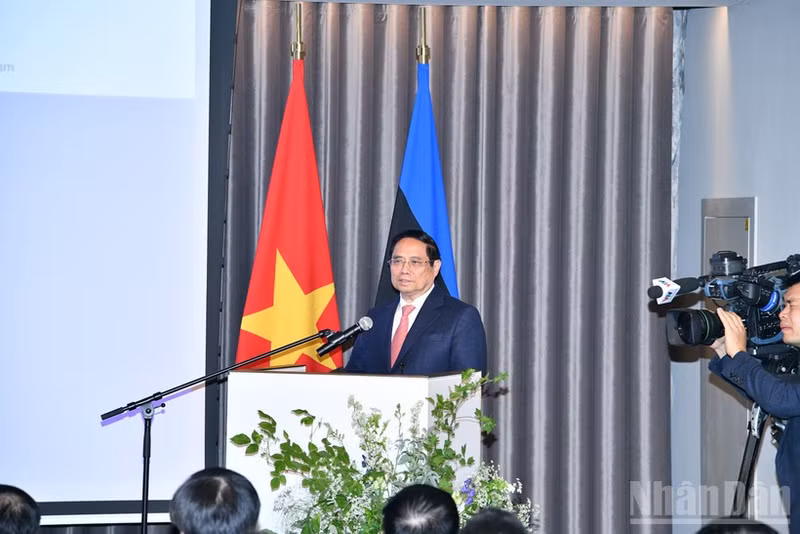 范明正总理在座谈会上发表讲话。