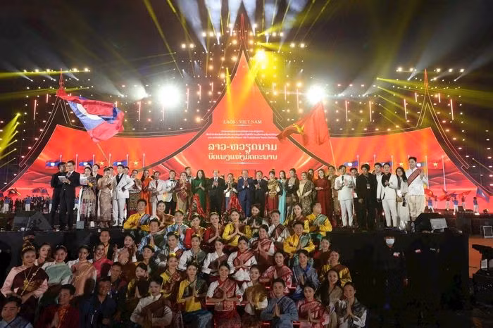 各位代表和参加演出的艺人合影。（图片来源：baomoi.com）