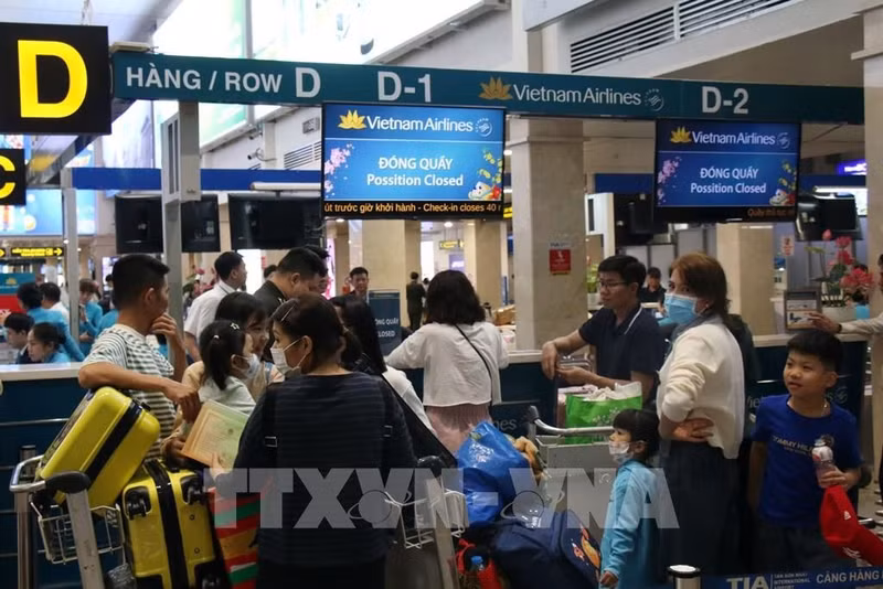 附图：乘客在新山一国际航空港办理登机手续。