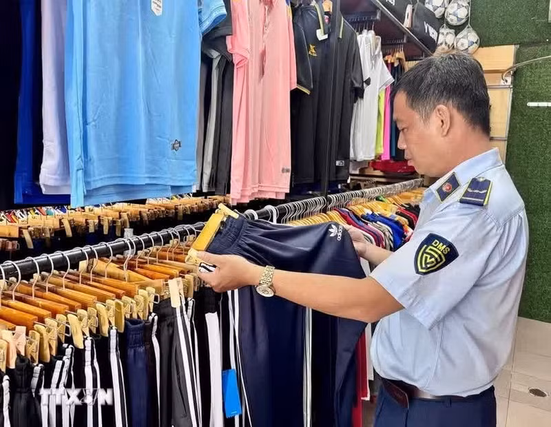 附图：胡志明市市场管理力量对商业场所进行检查。（图片来源：越通社）