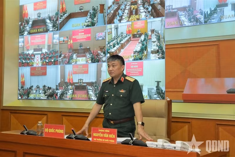 国防部副部长阮文贤上将主持会议。（图片来源：qdnd.vn）