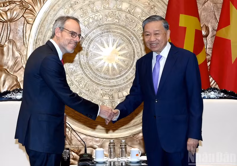 越共中央总书记、国家主席苏林会见亚马逊高级副总裁大卫·扎波尔斯基。