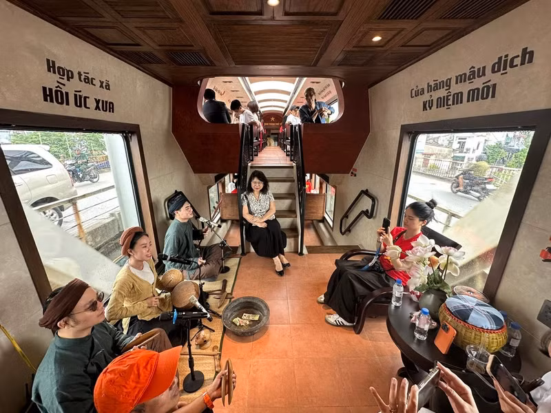 在铁路旅程中，游客有机会体验越南文化。（图片来源：hanoimoi.vn）