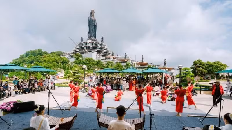 南方解放日和国际劳动节假期期间，黑婆山国家旅游区接待大量游客。