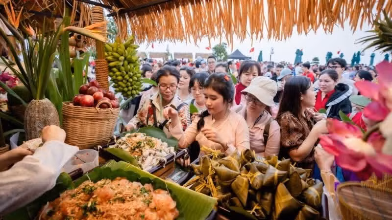 游客在黑婆山国家旅游区品尝地方美食。