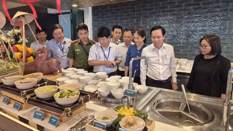 西宁省职能机关对黑婆山上的餐馆进行食品安全检查。
