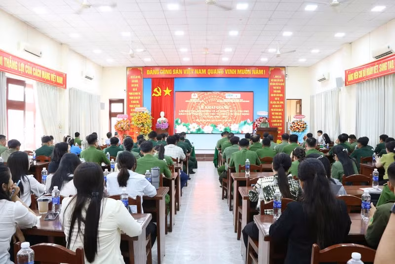 2027年亚太经合组织会议安保、医疗和应急处置培训班开班仪式现场。（图片来源：congan.angiang.gov.vn）