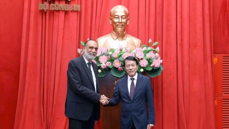 梁三光大将会见联合国副秘书长、联合国秘书长技术特使阿曼迪普·辛格·吉尔。