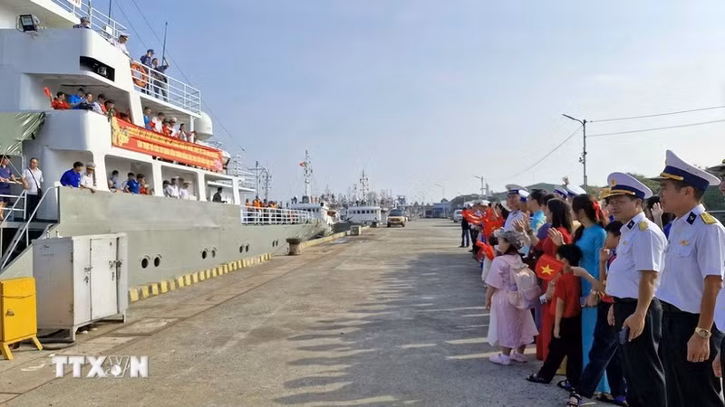 海军第二区代表团准备启程，走访慰问DK1海上高脚屋。（图片来源：越通社）