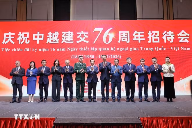 出席活动的双方代表合影。（图片来源：越通社）