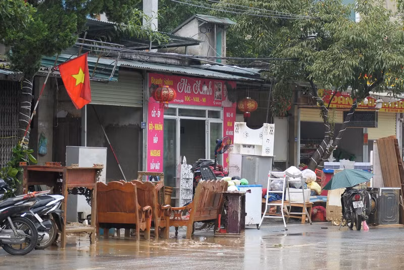 洪水过后，数千户家庭的财产遭到破坏。