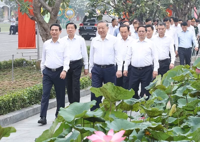 苏林总书记、范明正总理和中央工作代表团出席工作会议。