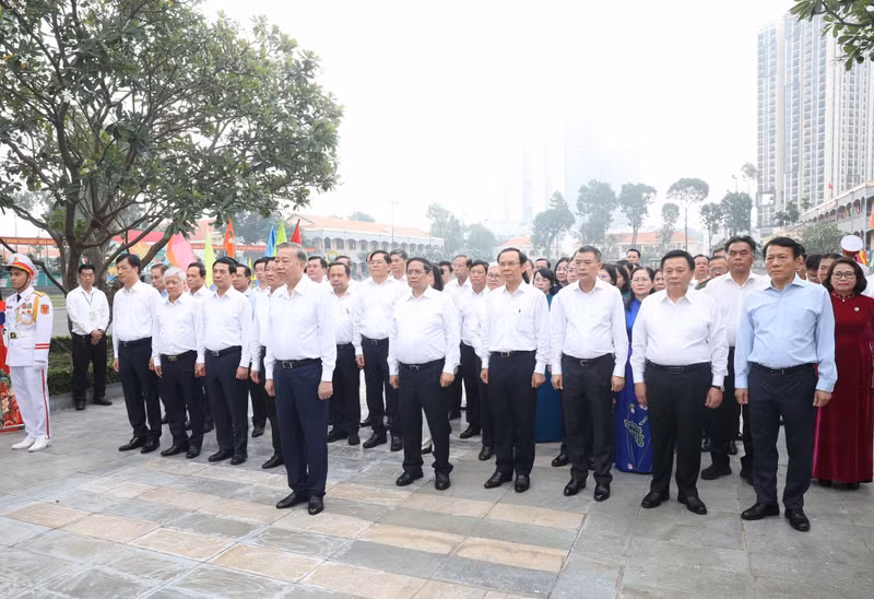 苏林总书记和各位代表在设在胡志明市司令部的胡志明主席塑像前缅怀胡志明主席。