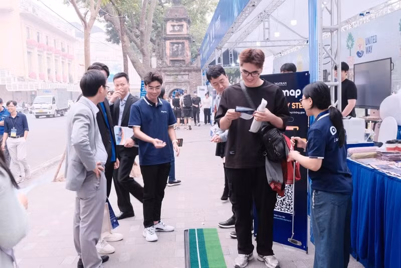 人民参观、体验2025年越南国家创新创业节展示的科技产品。