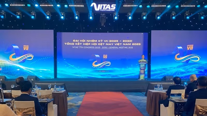 2020-2025年任期第七届越南纺织协会大会及2025年行业总结会议场景。