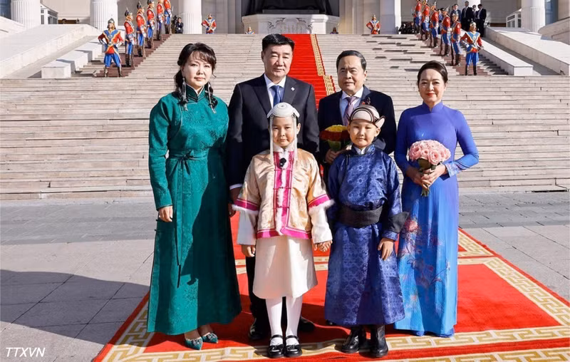 越南国会主席陈青敏和夫人、蒙古国国家大呼拉尔主席桑达格·宾巴朝格特和夫人、蒙古少儿合影。