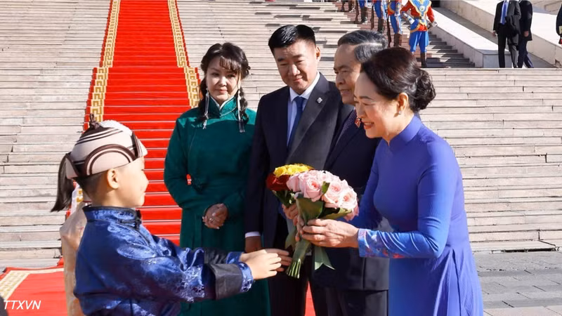 蒙古少儿欢迎越南国会主席陈青敏和夫人。