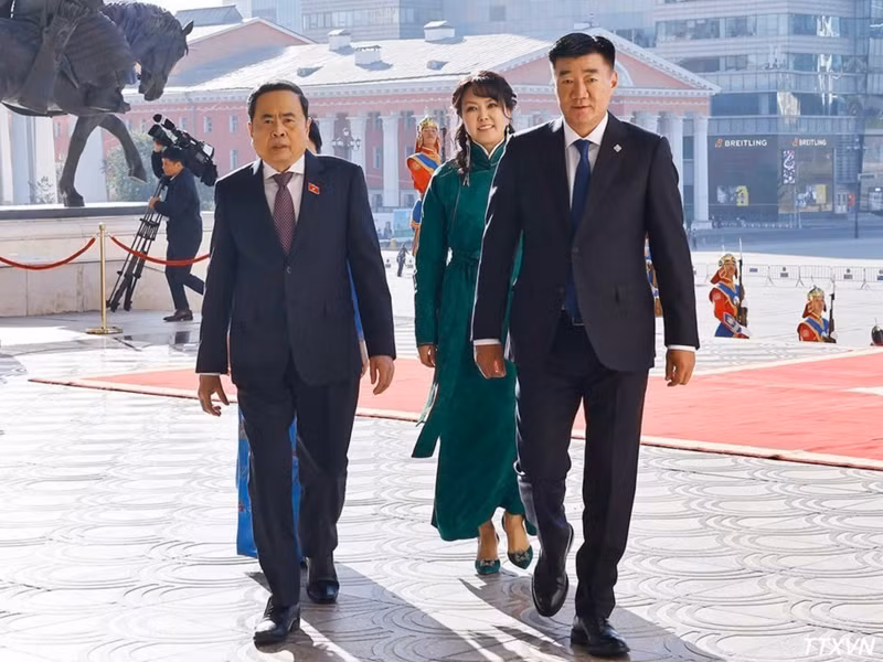 蒙古国国家大呼拉尔主席桑达格·宾巴朝格特和夫人欢迎越南国会主席陈青敏和夫人。