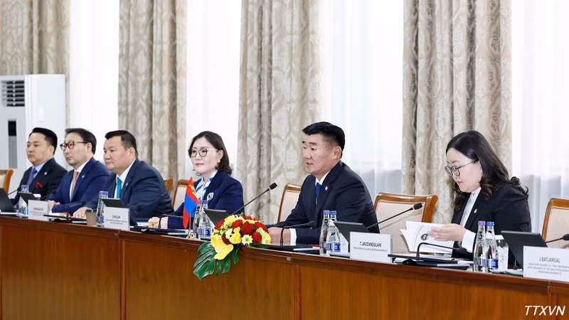 蒙古国国家大呼拉尔主席桑达格·宾巴朝格特和蒙古代表团。