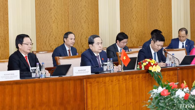越南国会主席陈青敏和越南代表团。