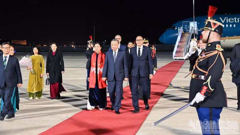 越共中央总书记、国家主席苏林和夫人吴芳璃抵达法国首都巴黎。