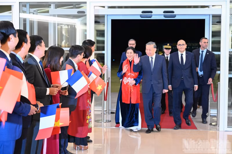越南驻法国大使馆和旅居法国越南人社团代表迎接越共中央总书记、国家主席苏林和夫人吴芳璃。