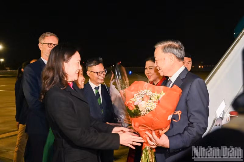 各位代表前往机场迎接越共中央总书记、国家主席苏林和夫人吴芳璃。