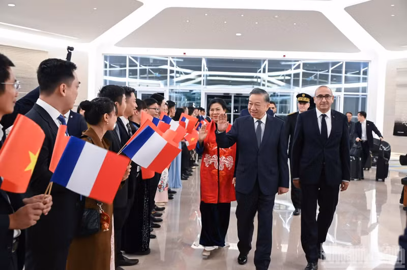 越南驻法国大使馆和旅居法国越南人社团代表迎接越共中央总书记、国家主席苏林和夫人吴芳璃。