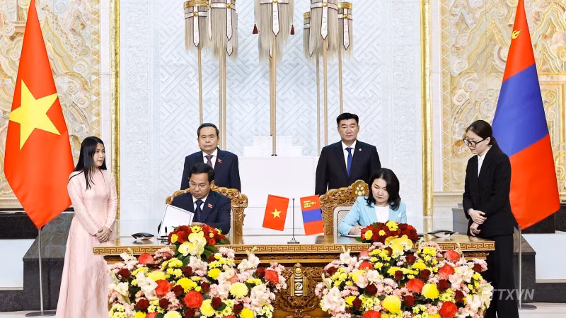 越南国会主席陈青敏同蒙古国议长桑达格·比亚姆巴措格特见证越南国会秘书长与蒙古国家大呼拉尔秘书长签署《越南国会办公厅与蒙古国家大呼拉尔办公厅之间的合作谅解备忘录》。