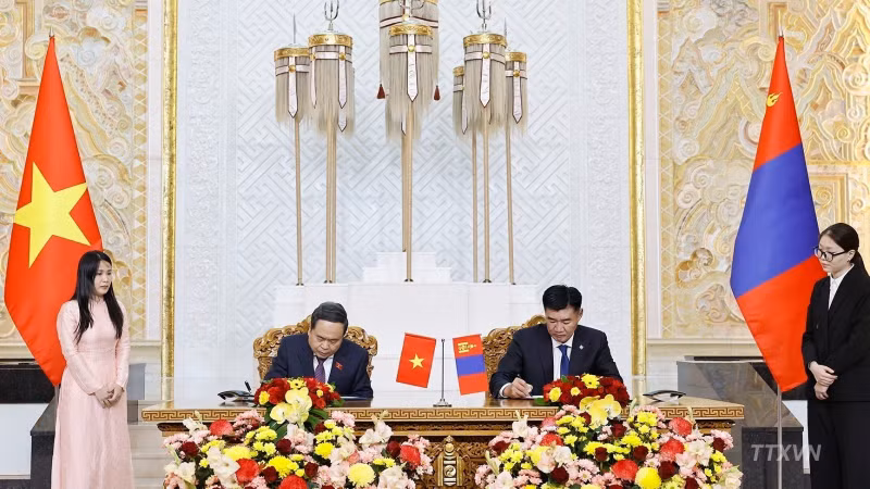 越南国会主席陈青敏同蒙古国国家大呼拉尔主席桑达格·宾巴朝格特签署越南国会与蒙古国国家大呼拉尔之间的合作谅解备忘录。