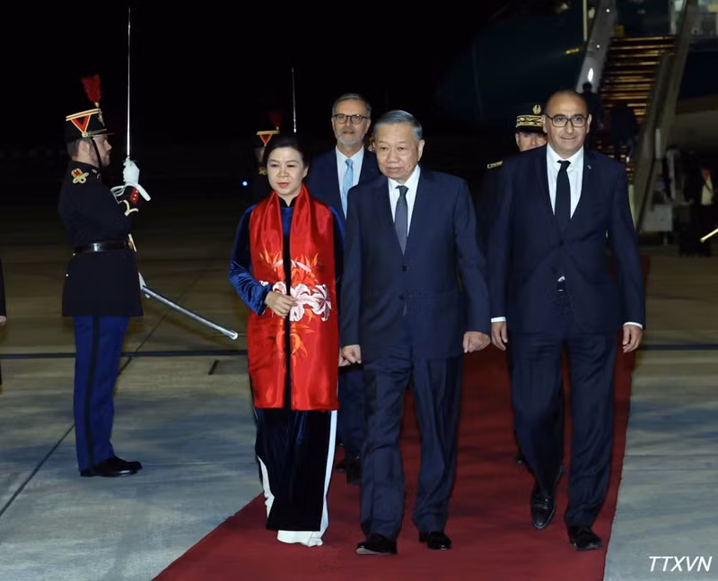 越共中央总书记、国家主席苏林和夫人吴芳璃抵达法国首都巴黎。