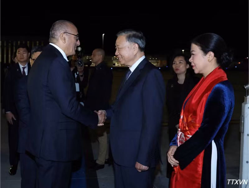 法国政府官员前往机场迎接越共中央总书记、国家主席苏林和夫人。