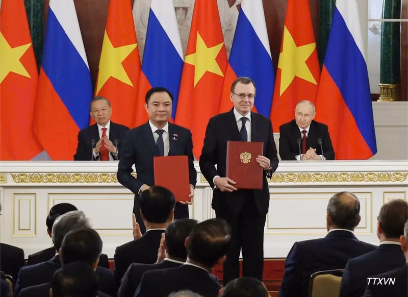 越共中央总书记、国家主席苏林与俄罗斯总统普京共同见证越俄合作文件换文仪式。