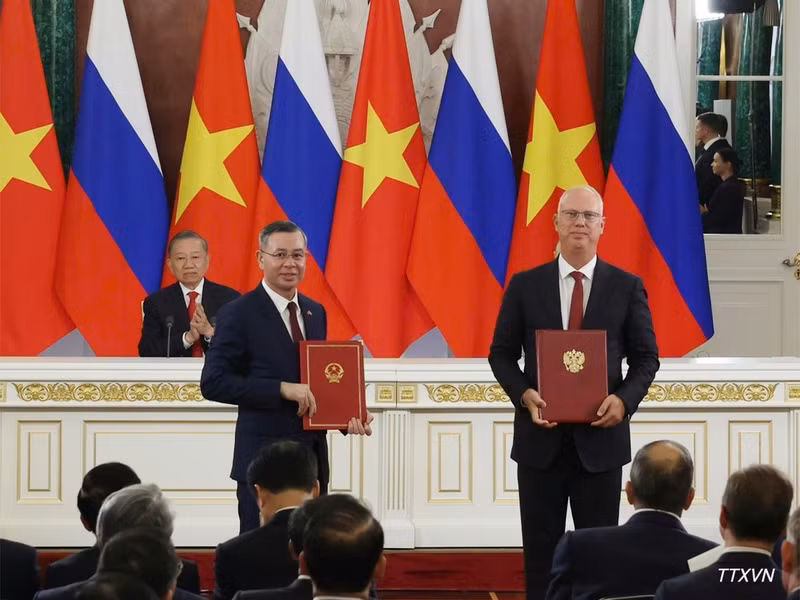 越共中央总书记、国家主席苏林与俄罗斯总统普京共同见证越俄合作文件换文仪式。