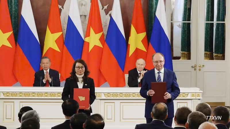 越共中央总书记、国家主席苏林与俄罗斯总统普京共同见证越俄合作文件换文仪式。（图片来源：越通社）