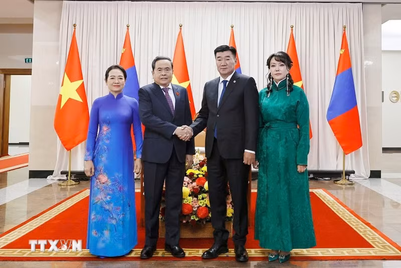 越南国会主席陈青敏和夫人阮氏清娥与蒙古国国家大呼拉尔主席桑达格·宾巴朝格特和夫人甘采策格·曾德苏伦合影。（图片来源：越通社）