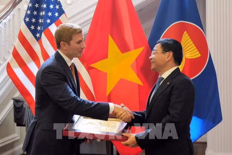 阮文胜副总理会见国国务院负责经济事务的副国务卿雅各布·赫尔伯。（图片来源：越通社）