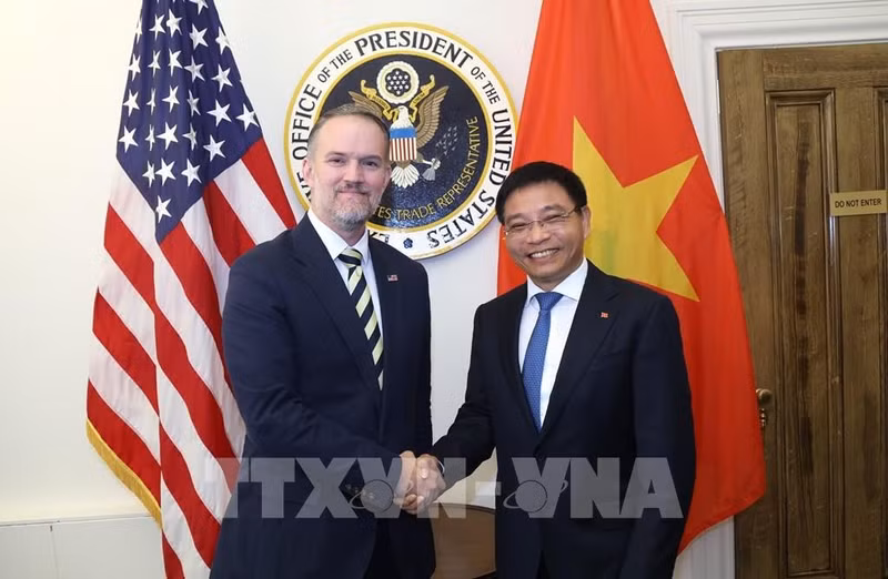 阮文胜副总理和美国贸易代表贾米森·格里尔。（图片来源：越通社）