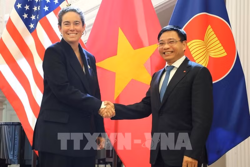 阮文胜副总理和美国国际开发金融公司政策事务主任卡罗琳·维克。（图片来源：越通社）
