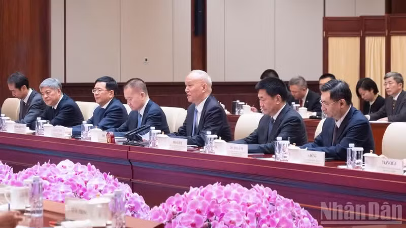 中共中央政治局常委、中央书记处书记，中央办公厅主任蔡奇发表讲话。
